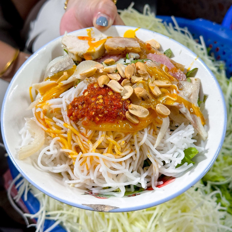 Qu&aacute;n b&uacute;n mắm n&ecirc;m Đ&agrave; Nẵng D&igrave; Li&ecirc;n thơm ngon gi&aacute; b&igrave;nh d&acirc;n tr&ecirc;n đường Trần B&igrave;nh Trọng 